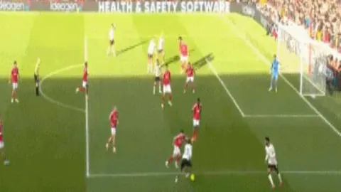 “柳江寒热议乔丹对决詹姆斯：满场激战，信心不足拖战局，险胜两分引热议”